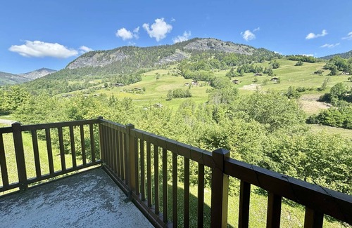 Flumet Apartment | Cozy Mountain Apartment for 4 with Pool, Parking, and Ski Access in Flumet