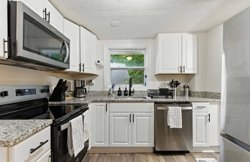 Harpers Ferry House | Cozy Mountain Bungalow | 10 Mins to Historic Harpers Ferry and Appalachian Trail | Nature, History & Adventure