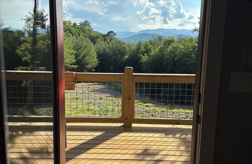 Franklin House | Cozy mountain cabin, dog friendly, sunset views.