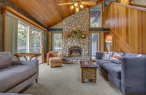 Sandy Cabin | Cozy Mountain Cabin on Private 37-Acre Park with Creek Trails & Mt Hood Views!