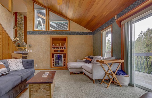 Sandy Cabin | Cozy Mountain Cabin on Private 37-Acre Park with Creek Trails & Mt Hood Views!
