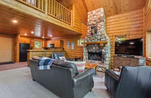 Boyne City Cabin | Cozy Mountain Cabin | Ski-in/Ski-out | Private Hot Tub | Sleeps 8 | 3 Bedroom