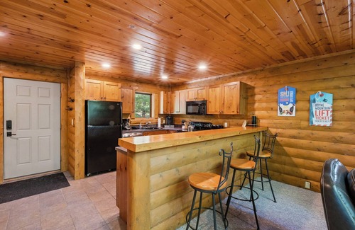 Boyne City Cabin | Cozy Mountain Cabin | Ski-in/Ski-out | Private Hot Tub | Sleeps 8 | 3 Bedroom