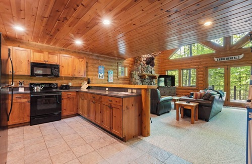 Boyne City Cabin | Cozy Mountain Cabin | Ski-in/Ski-out | Private Hot Tub | Sleeps 8 | 3 Bedroom