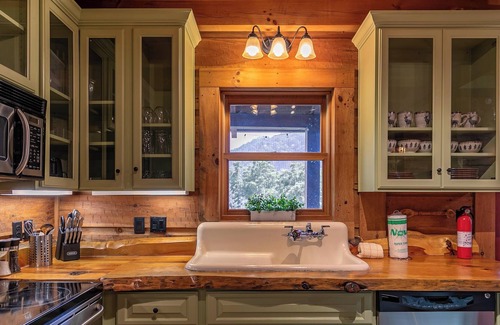 Vilas Cabin | Cozy Mountain Cottage - Relax in picturesque Northwest Watauga County!