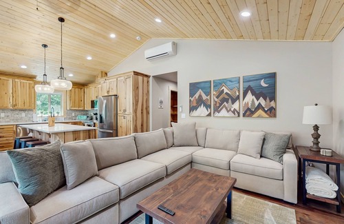 Ronald Cabin | Cozy Mountain Getaway, New Build with Modern Comforts – Near Lake Cle Elum