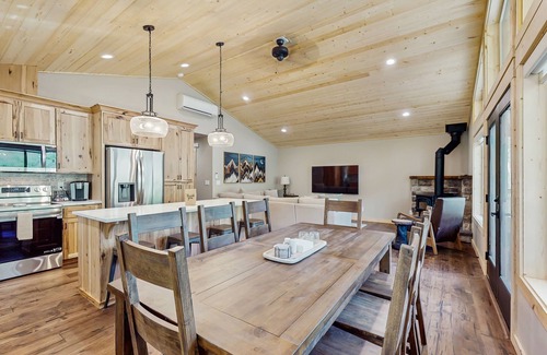 Ronald Cabin | Cozy Mountain Getaway, New Build with Modern Comforts – Near Lake Cle Elum