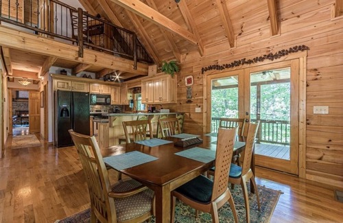 Dahlonega Cabin | Cozy Mountain Hideaway + Hot Tub + Mins to Downtown Dahlonega