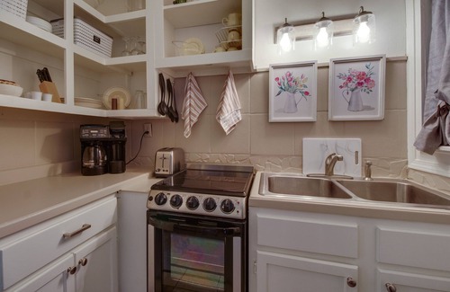 Mountain Home Cottage | Cozy Mountain Home Cottage: Walk to Marina!