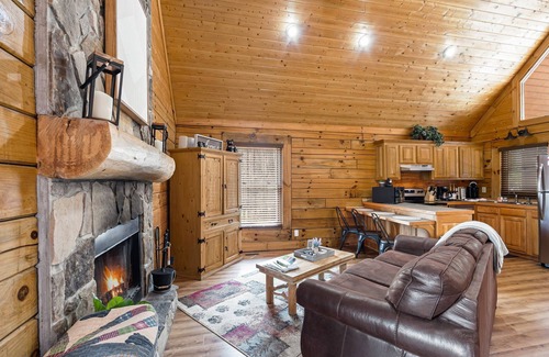 Wears Valley Cabin | Cozy Mountain Retreat 5 Min from Smokies Entrance.
