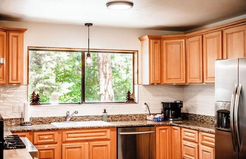 Ridgway House | Cozy mountain retreat minutes from Downtown Ouray!