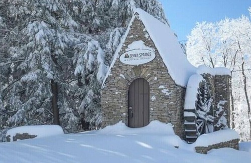 Seven Springs Condo | Cozy Mountain Retreat