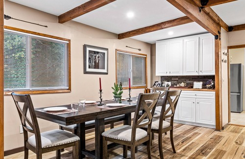 Crestline Cabin | Cozy Mountain Retreat with 3 decks, huge living room, walking distance of shops