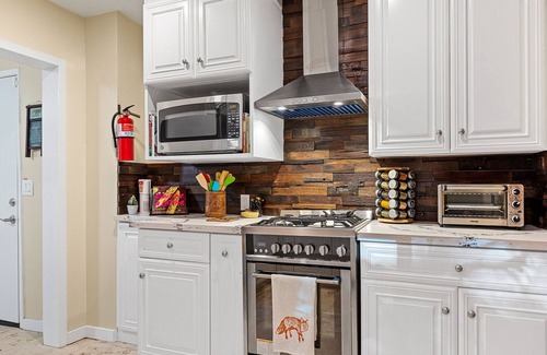 Crestline Cabin | Cozy Mountain Retreat with 3 decks, huge living room, walking distance of shops