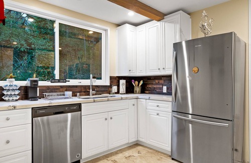 Crestline Cabin | Cozy Mountain Retreat with 3 decks, huge living room, walking distance of shops