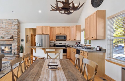 Valley of the Sun House | Cozy mountain retreat for families near Breckenridge Skiing + Hiking country