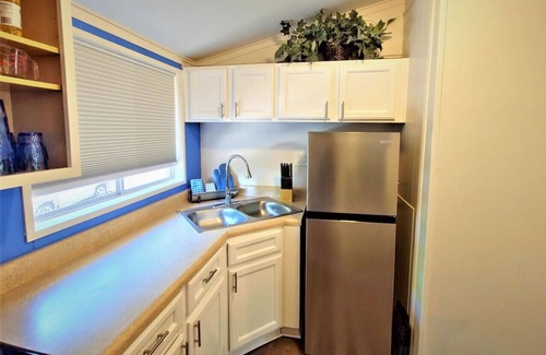 Swiss Manor House | Cozy Mountain Retreat w/Views! KING Bed! Pvt Yard