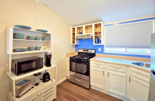 Swiss Manor House | Cozy Mountain Retreat w/Views! KING Bed! Pvt Yard