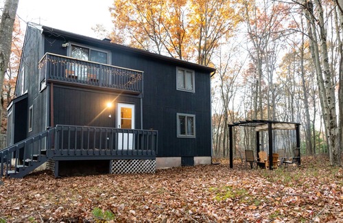 Briar Crest Woods Cottage | Cozy Mountain Top Cottage! Unique Poconos Lake House with Fire Pit!