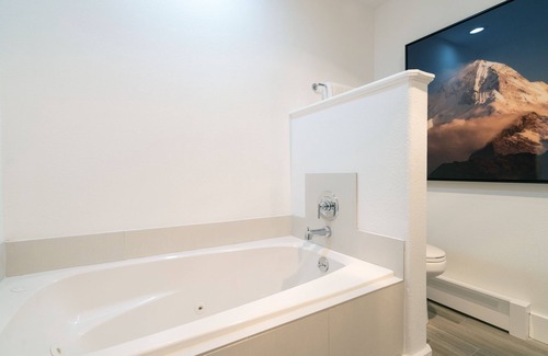 Mountain Village Hotel | Cozy Mountain Village Hotel Room with Jetted Tub