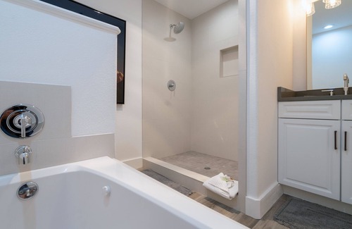 Mountain Village Hotel | Cozy Mountain Village Hotel Room with Jetted Tub