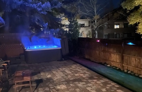 Warm Springs House | Cozy Mountain View– Walk to the Slopes - Hot Tub+Heated Driveway