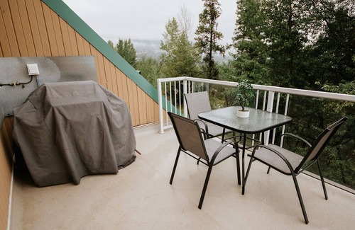 East Kootenay Condo | Cozy Mountainside Chalet in Kimberley
