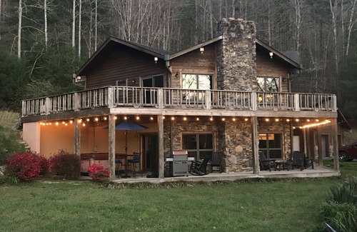 Tuckasegee Cabin | Cozy Mtn Lakefront Cabin on Wolf Lake w/Pontoon boat/Kayaks/Hot Tub/Firepit