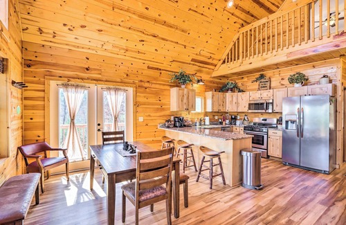 Unaka Cabin | Cozy Murphy Cabin Rental w/Mountain Views!