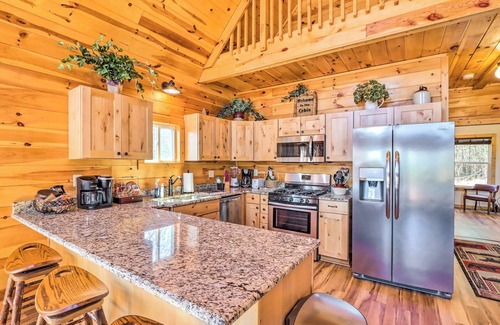 Unaka Cabin | Cozy Murphy Cabin Rental w/Mountain Views!