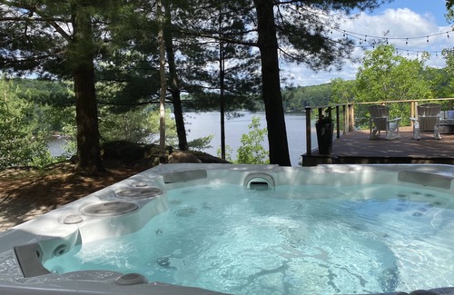 Windermere Cottage | Cozy Muskoka Winter Escape *Hot Tub* *Hidden Valley Ski Resort*