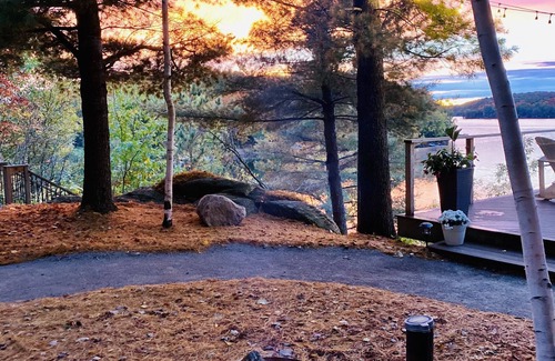 Windermere Cottage | Cozy Muskoka Winter Escape *Hot Tub* *Hidden Valley Ski Resort*