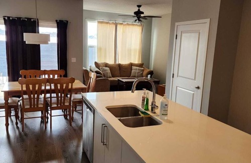 Southeast Calgary House | Cozy n Spacious 3BR House w/Garage available for short/Long term
