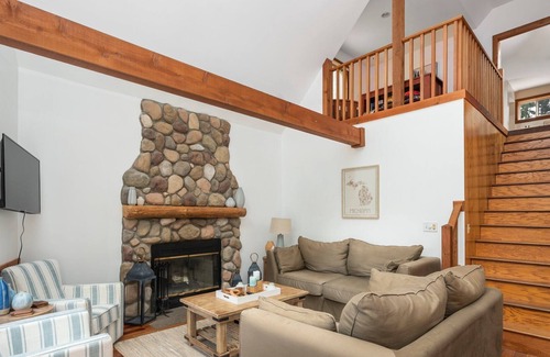 Central Lake House | Cozy, Nature perfect retreat, family or group get togethers!