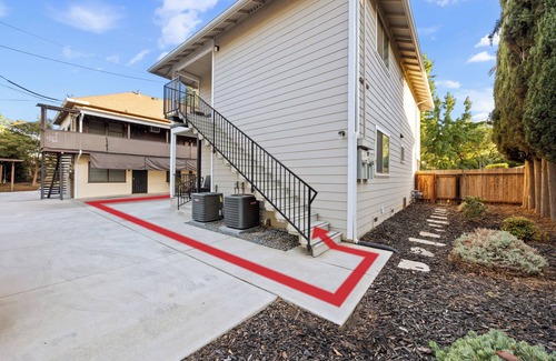 Southeastern Sacramento House | Cozy Nest, Across the street. From UC Davis Medical Center, Sacramento CA