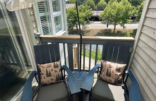 Craigleith Apartment | Cozy Nest - Shuttle to the Village, Pool, Hot Tub