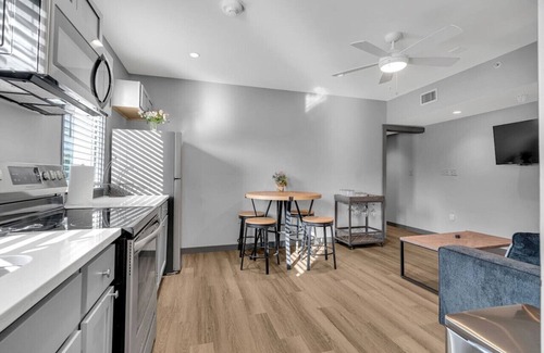 New Orleans Hotel | Cozy New Build - 5min to FQ/Frenchman+Parking