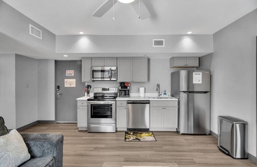 New Orleans Hotel | Cozy New Build Near FQ/Frenchman+Parking
