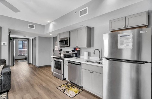 New Orleans Hotel | Cozy New Build Near FQ/Frenchman+Parking
