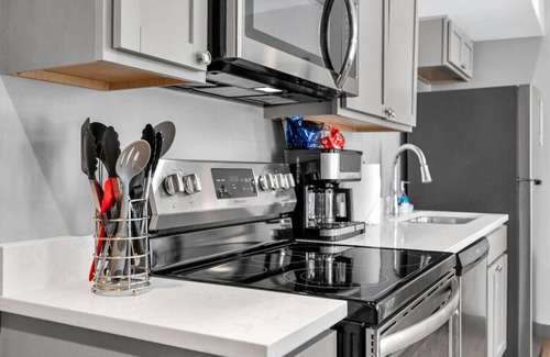 New Orleans Hotel | Cozy New Build Near FQ/Frenchman+Parking