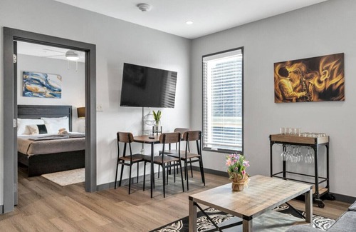 New Orleans Hotel | Cozy New Build Near FQ/Frenchman+Parking