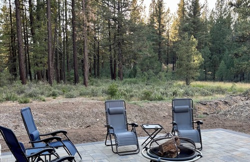 Portola House | Cozy New Cabin. Walking distance to wedding venue, Chalet View Lodge!
