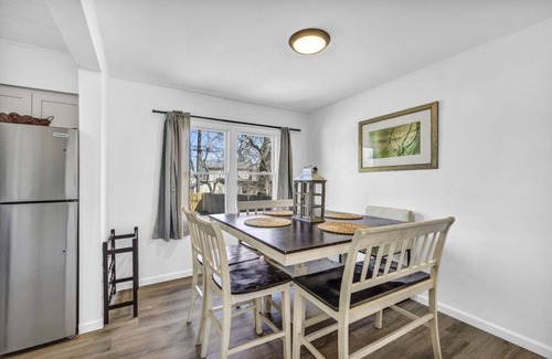 Cuyahoga Falls House | Cozy Newly Remodeled 3 BR Home in Cuyahoga Falls (King Bed, Smart TVs)