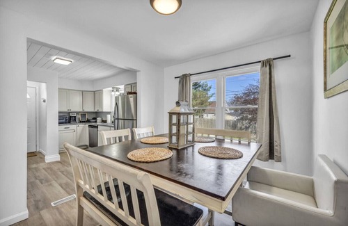 Cuyahoga Falls House | Cozy Newly Remodeled 3 BR Home in Cuyahoga Falls (King Bed, Smart TVs)