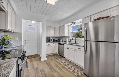 Cuyahoga Falls House | Cozy Newly Remodeled 3 BR Home in Cuyahoga Falls (King Bed, Smart TVs)