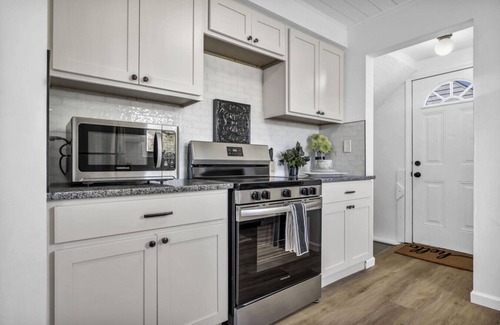 Cuyahoga Falls House | Cozy Newly Remodeled 3 BR Home in Cuyahoga Falls (King Bed, Smart TVs)