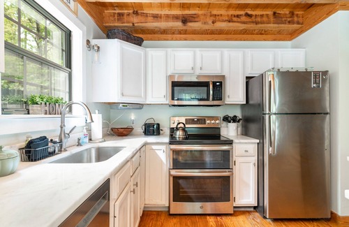 Townsend House | Cozy Newly Renovated Golf Course Smokies Cabin with 4 beds!