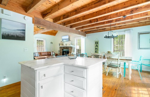 Townsend House | Cozy Newly Renovated Golf Course Smokies Cabin with 4 beds!