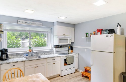 Top of the Hill Apartment | Cozy Newport Apt: Steps to Downtown & Waterfront!