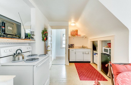 Downtown Niagara Falls Cottage | Cozy Niagara Falls Cottage w/Gas Grill + Patio!